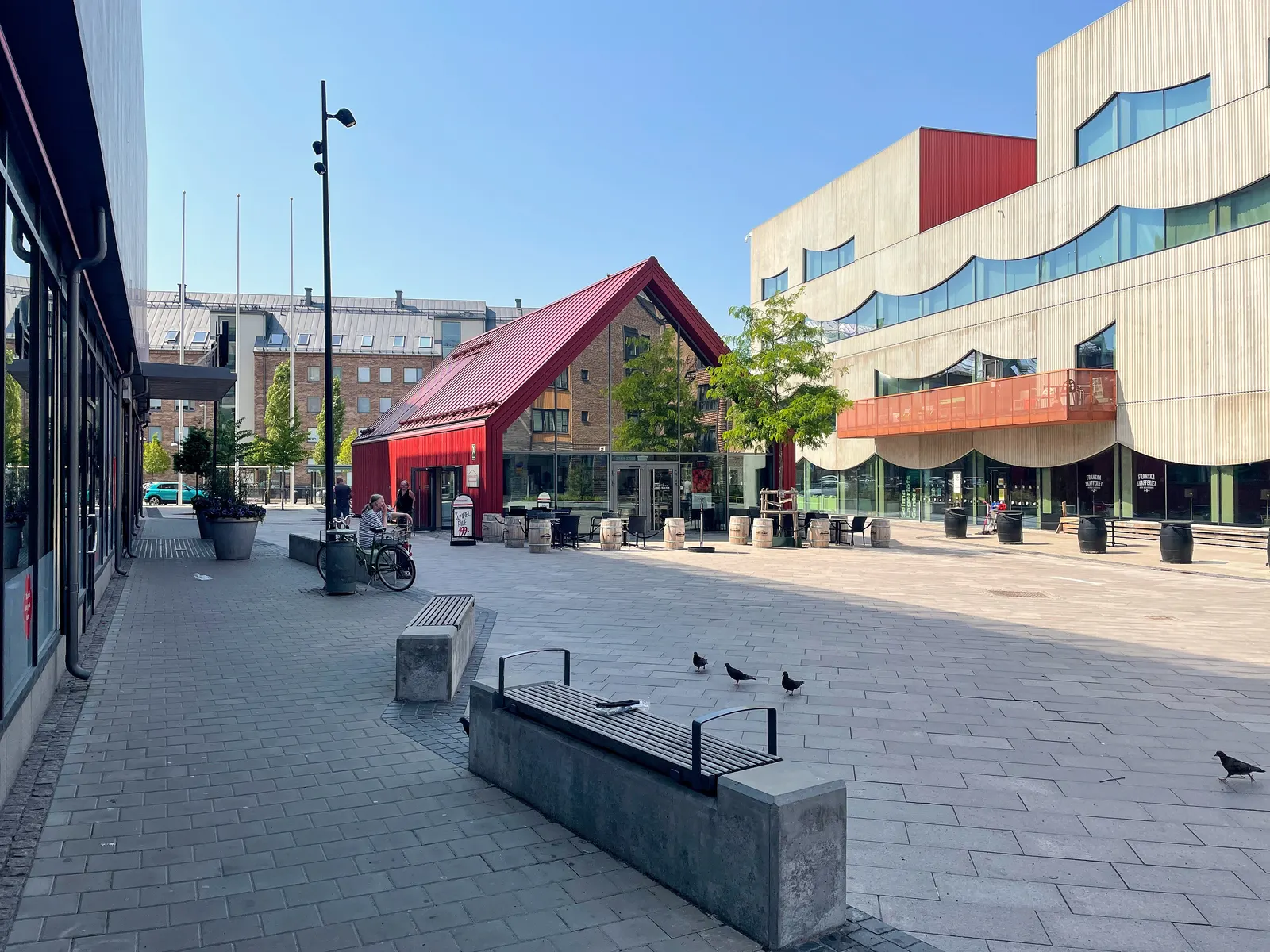 Selma Lagerlöfs torg på Hisingen med det röda Fiskhuset och Selma Lagerlöf Center